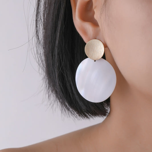 Timeless Elegance: 2Sonder's Round Shell Earrings - A Minimalist Touch for Everyday Wear